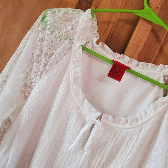 V Christina white top - lacey - Picture 2 of 5